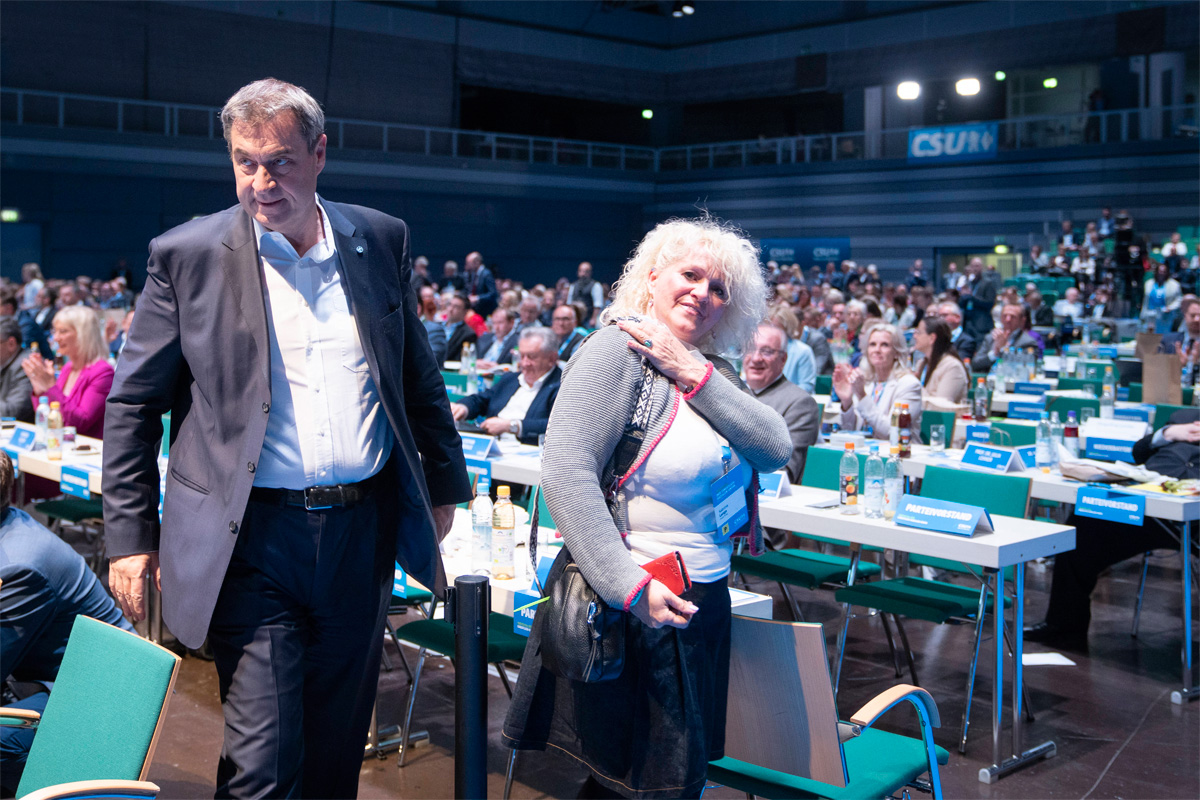 Sabrina begleitet den Ministerpräsidenten des Freistaats Bayern, Markus Söder, auf dem CSU-Parteitag in Nürnberg.