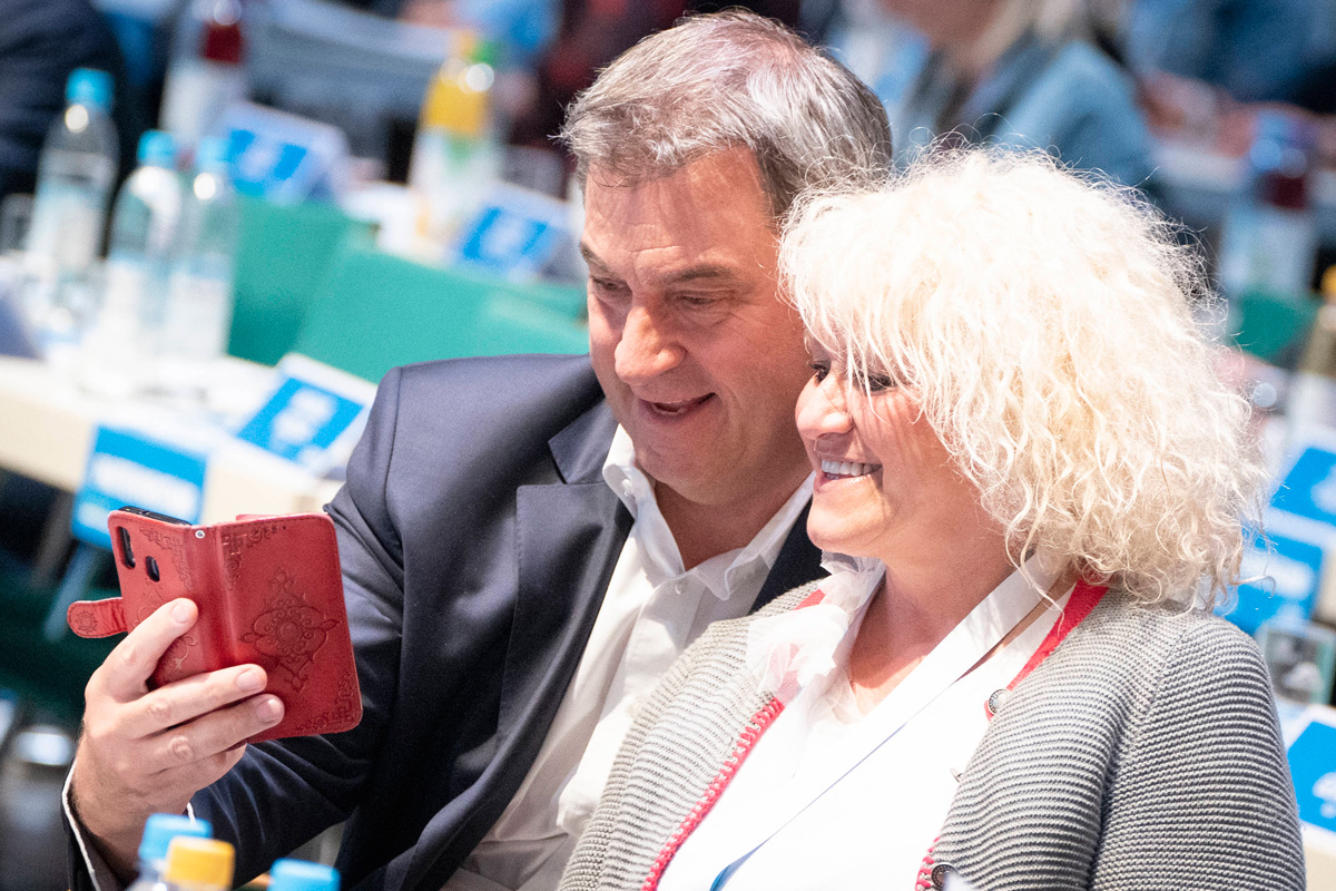Sabrina im Gespräch mit dem Ministerpräsidenten des Freistaats Bayern, Markus Söder, auf dem CSU-Parteitag in Nürnberg.
